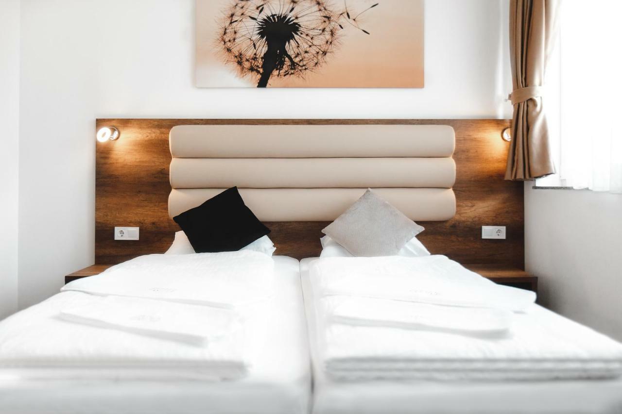 Hotel Castle ラシュタット エクステリア 写真